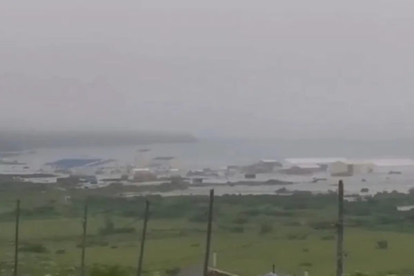 海顺优配 俄罗斯强震后, 海啸淹没2000人居住的港口城镇